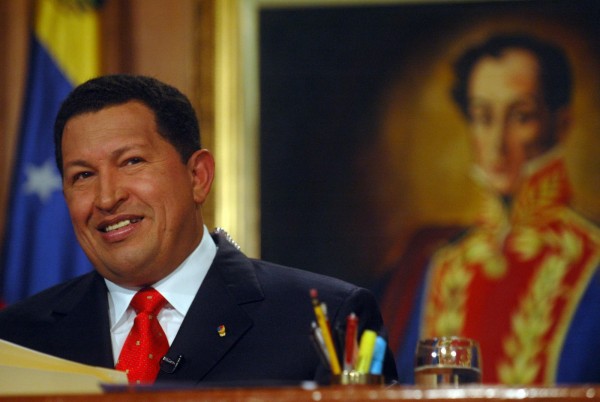 Chávez com o retrato de seu inspirador, Bolívar