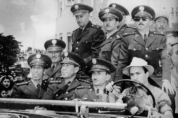 Em 1954, os americanos derrubaram o presidente da Guatemala e puseram em seus lugar militares, para proteger os interesses de suas empresas