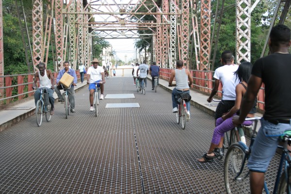 Na ponte de Sagua La Grande quatro rodas não passa