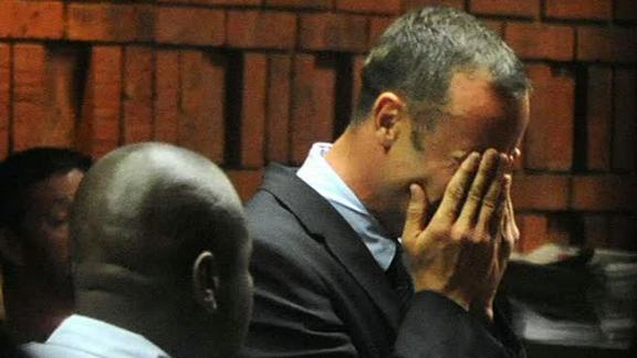 Pistorius chora ao depor