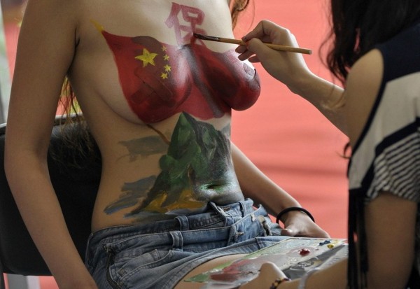 Uma modelo chinesa se deixa pintar com imagem que evoca a soberania da China sobre Daioyu