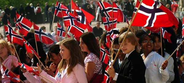 As crianças desfilam no Dia Nacional da Noruega
