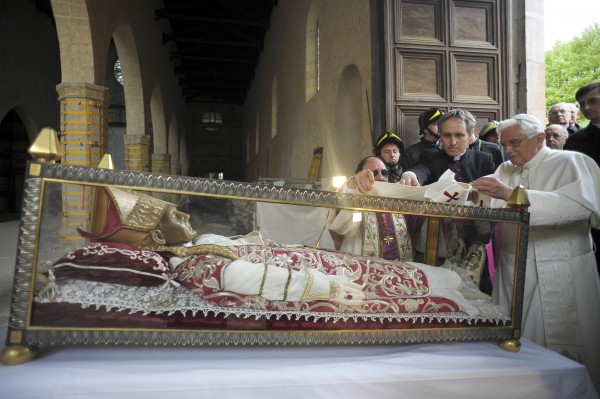 O papa Benedito XVI, em visita ao túmulo de Celestino V