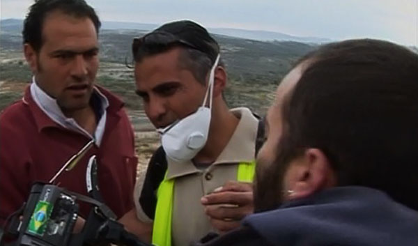 Emad (centro) perde uma de suas câmeras depois de um disparo do exército israelense