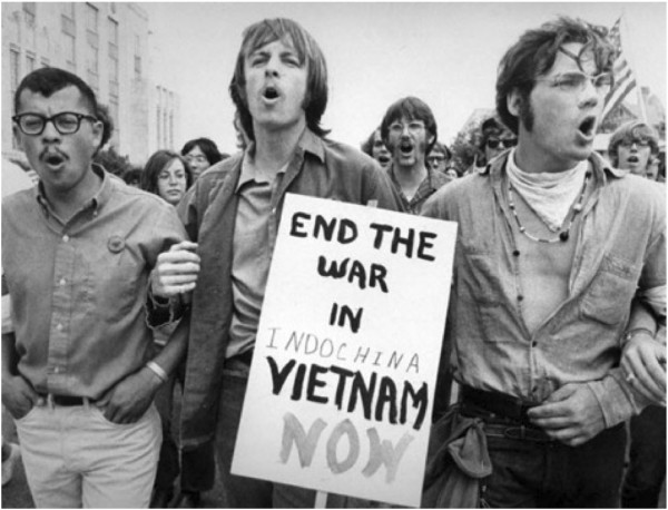 Protesto contra a Guerra do Vietnã. "Até hoje", afirma Zinn, "a maioria dos americanos não faz ideia de quantos soldados e civis vietnamitas morreram graças a bombas e granadas americanas."