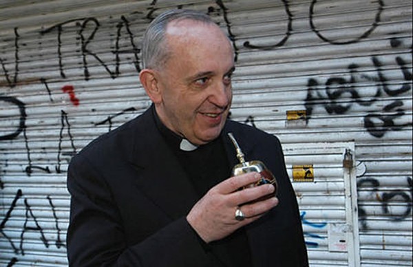 Como todo argentino, Bergoglio aprecia o mate