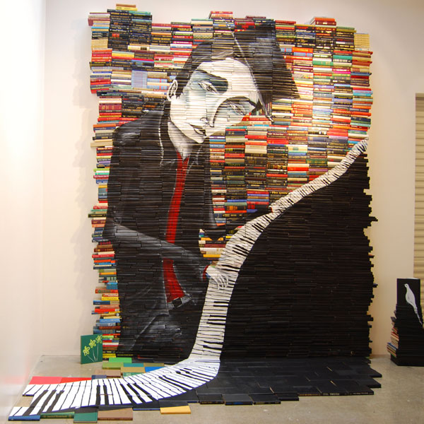 Escultura com livros de Mark Stilkey