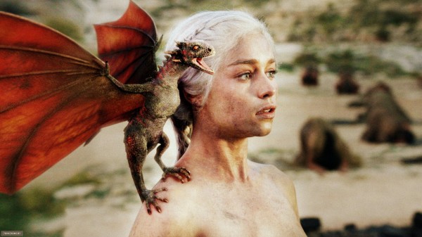 Daenerys Targaryen (Emilia Clarke) e um de seus lindos dragões