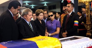 7mar2013---o-ex-presidente-lula-e-a-presidente-dilma-rousseff-ao-lado-do-presidente-interino-venezuelano-nicolas-maduro-a-esquerda-e-da-filha-de-dilma-rosa-virginia-comparecem-ao-funeral-do-1362712164779_956x500