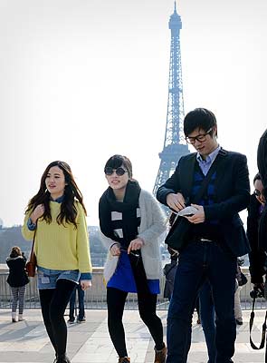 Chinese-tourists-in-paris-295x400_p
