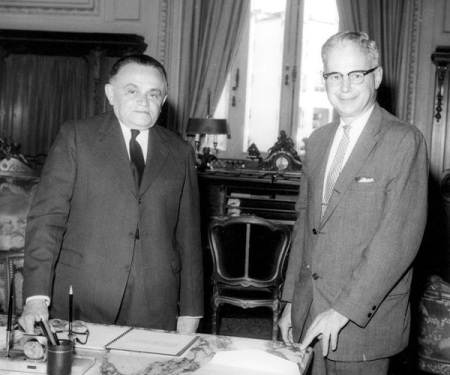 O ditador Castelo Branco com o embaixador americano Lincoln Gordon, que participou da conspiração que levou à queda de uma democracia