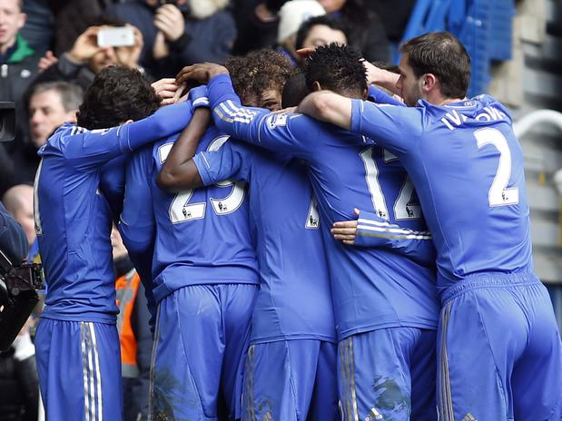 Os jogadores do Chelsea festejam o gol da vitória