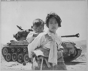 Garota com seu irmão nas costas na Guerra da Coreia: confusão começou ali