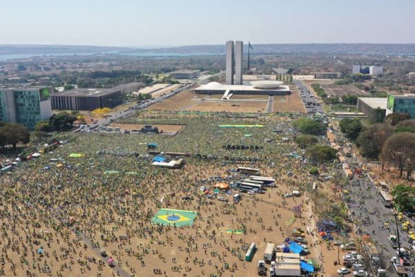 Vista aérea do público baixo em Brasília, que assustou Bolsonaro