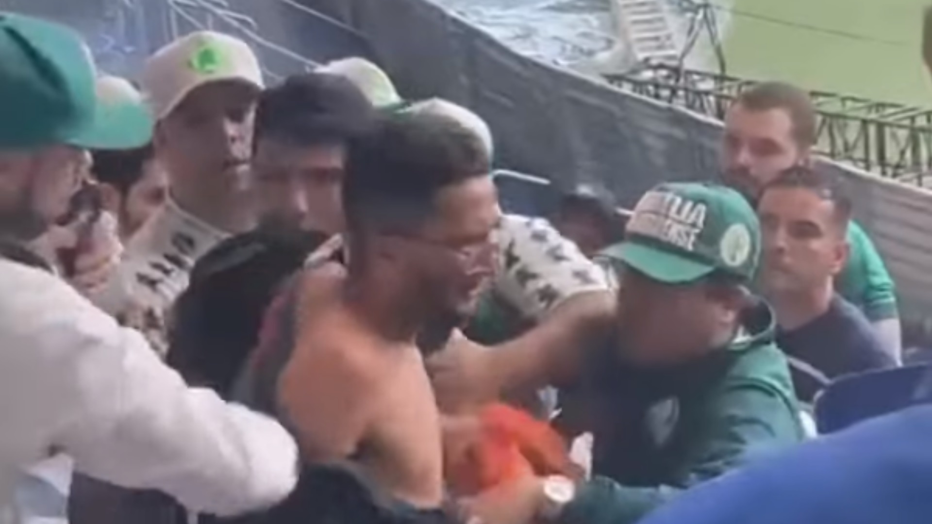 VÍDEO: Cantor diz que 'Palmeiras não tem Mundial' e é agredido em