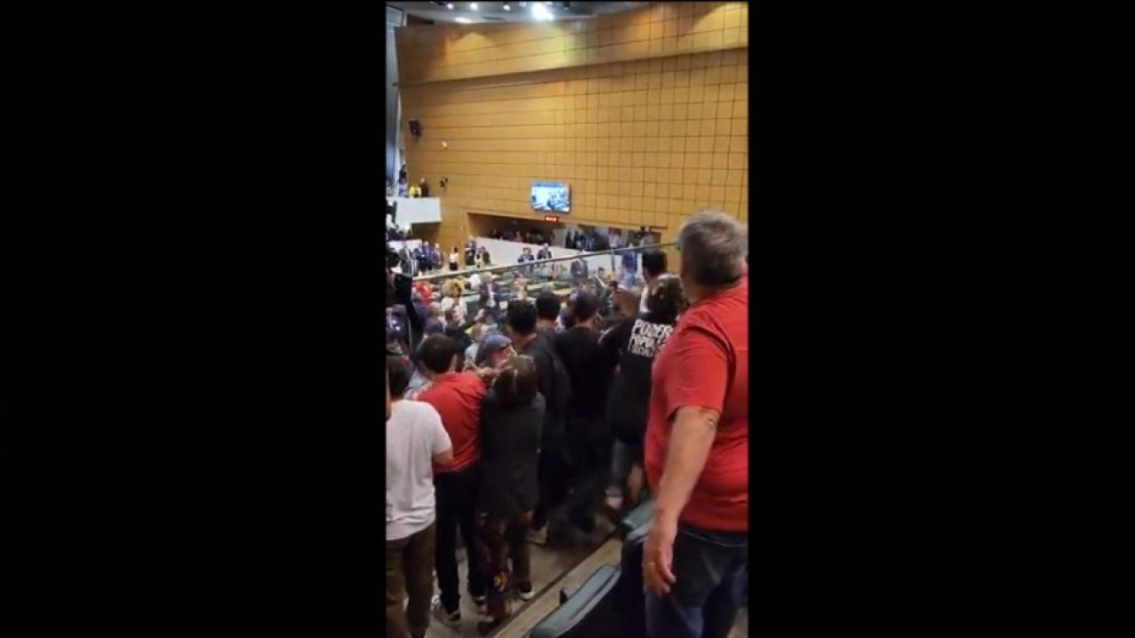 Vídeo: votação da Sabesp tem troca de empurrões e gritaria na Alesp