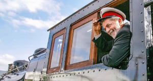 Lula sorrindo na janela de trem